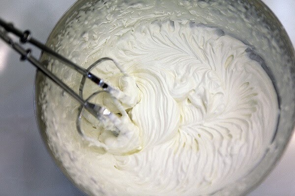 Cách pha bột làm kem tươi đơn giản và nhanh chóng