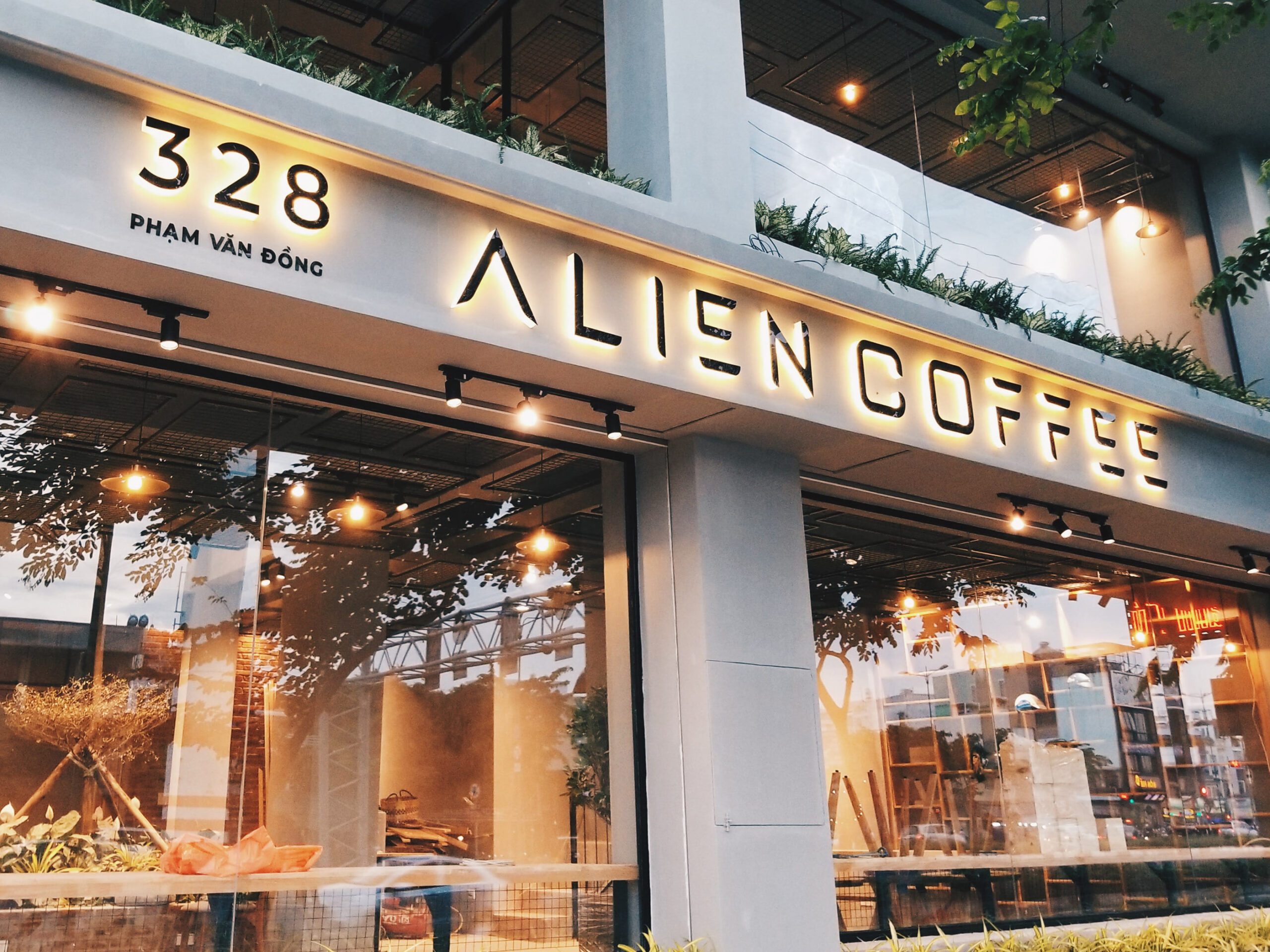Cafe Phạm Văn Đồng Alien sở hữu không gian sân vườn vô cùng thoáng mát.