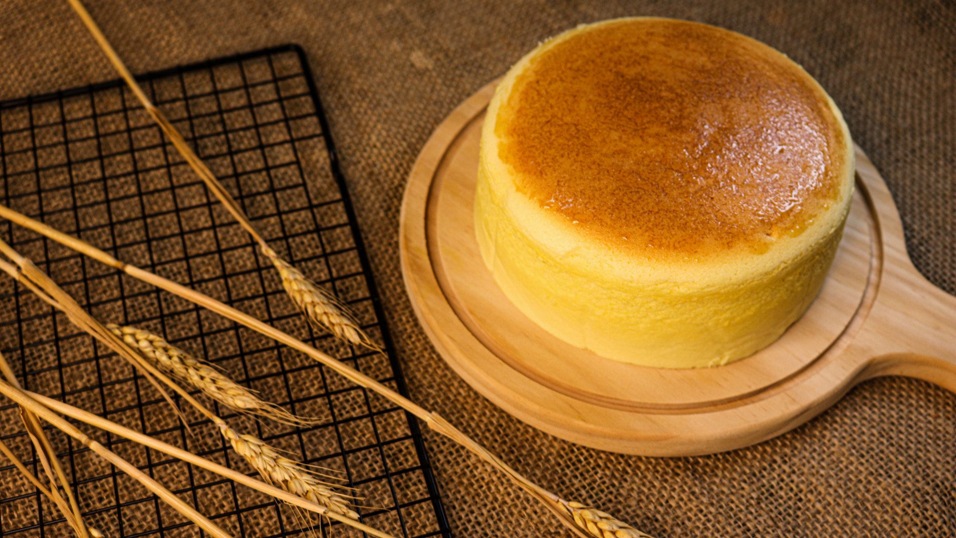 Cho bánh vào lò và nướng ở nhiệt độ 175°C trong 30 phút đến khi bề mặt bánh chín vàng là được.